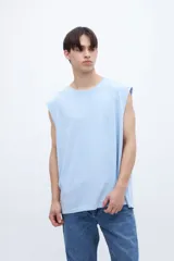 Musculosa celeste de algodón, teñida en prenda, con corte boxy y sisa amplia.