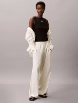 Pantalón cargo de corte relajado confeccionado en una mezcla de lino y algodón. Presenta cintura elástica, bolsillos laterales amplios con solapa y diseño de pierna ancha.