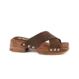 Sandalias de cuero marrón con plataforma de madera y tachas plateadas.