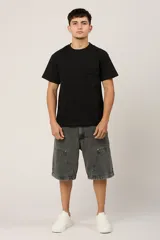 Bermuda gris oscuro de denim, corte ancho, con bolsillos laterales y traseros, y detalle de parches en las rodillas.