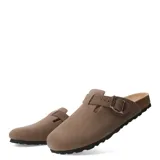 Zuecos de gamuza color taupe, con diseño de punta cerrada, una hebilla metálica lateral y suela de corcho con base de goma negra.