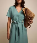 Vestido corto de Marfinno confeccionado en viscosa, con escote en V, mangas cortas y cierre frontal tipo gota. Incluye trabillas y un cinturón de tela ajustable con detalle de abalorios en los extremos.