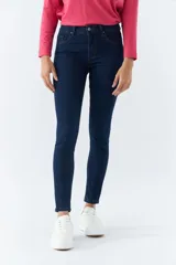 Jean ajustado (skinny) de mezclilla color azul oscuro, tiro medio, con cierre y botón frontal, y bolsillos clásicos de cinco piezas.