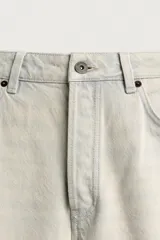 Jeans baggy fit de corte holgado confeccionados en denim de algodón con efecto lavado claro y cinco bolsillos.