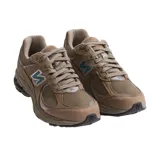 Championes urbanos New Balance modelo 2002R, color marrón con detalles en verde y gris. Confeccionados en una combinación de gamuza y malla, cuentan con el logo 'N' característico en los laterales y tecnología de amortiguación en la entresuela.