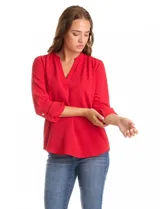 Blusa de color rojo con escote en V y cuello mao. Presenta mangas tres cuartos con presilla y botón para ajustar el largo, y un sutil diseño de textura en la tela.