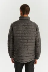 Campera puffer de diseño acolchado, color gris oscuro, con cuello alto, cierre frontal completo y bolsillos laterales con cierre.