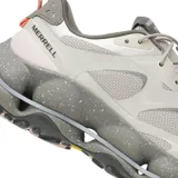Championes de senderismo Merrell modelo Speedarc Matis, color gris claro con detalles en verde militar y naranja. Parte superior de malla transpirable y TPU, con entresuela de espuma con efecto moteado y suela de caucho Vibram.