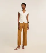 Pantalón de vestir color ocre, de corte recto, con cintura alta, bolsillos laterales y pinzas delanteras.