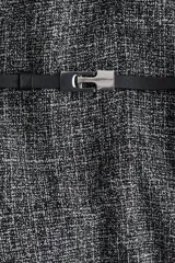 Vestido corto entallado color gris oscuro con cuello redondo, mangas raglán cortas y cierre oculto en la espalda. Incluye un cinturón fino negro con hebilla metálica decorativa.