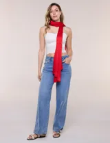 Pashmina rectangular de gasa roja con excelente caída fluida.