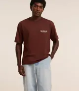 Pantalón baggy de jean azul, con bolsillos delanteros tipo cuchillo y bolsillos traseros.