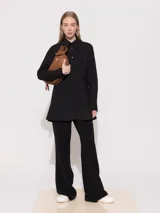 Camisa celeste de algodón y poliéster, de mangas largas y corte evasé.