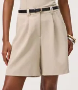 Bermuda sastrera de poliéster color beige, con corte recto, presillas en la cintura y bolsillos laterales.