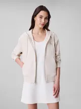 Buzo con capucha y cierre frontal de cremallera, confeccionado en mezcla de algodón y poliéster. Presenta un corte regular cropped, mangas largas, bolsillos tipo canguro y el logo monograma de Calvin Klein bordado en el pecho.