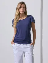 Remera tejida con estampado animal print, de manga corta con detalle de puntilla en las mangas y cuello redondo.