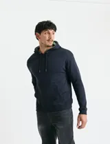 Sweater deportivo con capucha, bolsillo canguro frontal y cordones de ajuste. Presenta un diseño de color azul oscuro con interior de capucha en color verde.