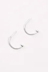 Aros de plata 925 hechos a mano, con forma de media luna y tope cuadrado.