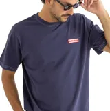 Remera de manga corta color azul marino con costuras a contratono en color blanco. Presenta un pequeño logo rectangular con la palabra Rhythm en el pecho.