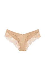 Bombacha tipo bikini de tiro bajo y pierna alta, color praline, confeccionada con detalles de encaje floral en los laterales.