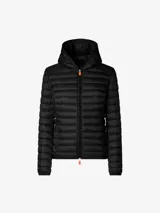 Campera puffer beige con capucha, cierre frontal con cremallera naranja, bolsillos laterales ocultos y logo de goma en la manga. Confeccionada en nylon liviano y con puños y dobladillo elásticos de Lycra.