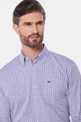 Camisa de manga larga con diseño de cuadros finos en tonos de azul y blanco, cuello abotonado y bordado sutil en el pecho.