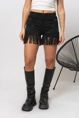 Short negro de gamuza con flecos y tachas plateadas.