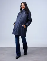 Gabardina impermeable azul marino, marca Weatherproof, con cierre central, bolsillos delanteros, capucha fija y forro interno.