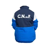 Campera puffer azul con detalles en blanco y azul marino, con el escudo del Club Nacional de Football en el pecho.
