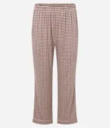 Pijama largo de dos piezas confeccionado en ribana con estampado de cuadros vichy en tonos marrón y blanco. Incluye una blusa de manga corta con cuello solapa, cierre frontal de botones y detalles de vivo contrastante, y un pantalón de pierna recta con cintura elástica.