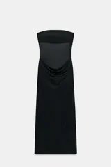 Vestido midi de escote strapless y hombros descubiertos, confeccionado en tejido negro combinado con detalle drapeado en la parte frontal de la falda. Presenta un diseño entallado y cierre lateral con cremallera oculta.