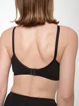 Soutien negro de microfibra sin aro ni relleno, con breteles regulables.