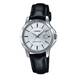 Reloj Casio analógico con correa de cuero negra, esfera plateada de 35mm, caja plateada, calendario y resistencia al agua.