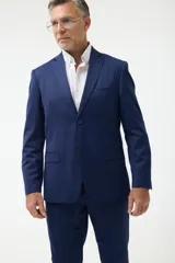 Ambo formal compuesto por saco de dos botones con solapas clásicas y bolsillos con solapa, y pantalón de vestir a juego, confeccionado en tela de alta calidad color azul marino.