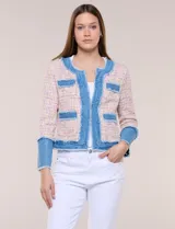 Chaqueta de tweed multicolor con textura tramada y detalles de denim deshilachado en la solapa, bolsillos y puños. Cuenta con escote redondo, frente abierto y bolsillos frontales.