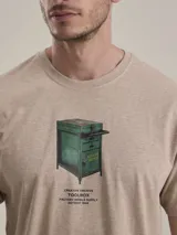 Remera blanca con cuello redondo, manga corta y estampa gráfica frontal de una caja de herramientas con texto descriptivo.