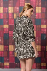 Camisa con estampado de cebra, de corte clásico y mangas largas.