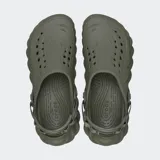 Zuecos Crocs modelo Echo Clog de color negro, con diseño moldeado de estilo urbano y deportivo, aberturas de ventilación y tira ajustable en el talón.