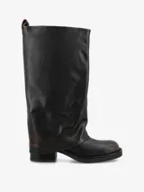 Bota de caña alta confeccionada en cuero negro con sutiles matices marrones de efecto desgastado. Presenta un diseño de caña doble o solapada que cubre parte del empeine, silueta recta, punta redondeada y taco bajo cuadrado.
