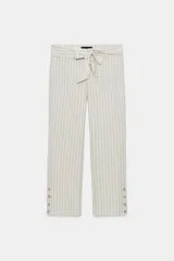 Pantalón de tiro medio con estampado de rayas verticales, confeccionado en mezcla de lino. Presenta trabillas, cinturón del mismo tejido para anudar en la cintura, cierre frontal con cremallera y botón, y detalle de abertura con botones en el bajo.