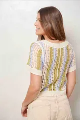 Blusa tejida de manga corta con diseño de rayas en tonos beige, verde y celeste, escote en V y detalles de bordado floral a lo largo de la botonadura y el ruedo.