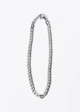 Pulsera de acero quirúrgico plateado con eslabones tipo cubana finos.