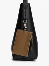 Cartera de hombro Tommy Hilfiger con silueta semiestructurada y acabado granulado. Presenta un diseño minimalista con el monograma TH metálico en el frente, asa superior fija y cierre de botón a presión. Incluye un monedero extraíble a contraste en el lateral.