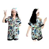 Pijama de dos piezas compuesto por una camisa de manga corta con botones frontales y un short, ambos con estampado animal print y detalles de vivo en contraste.