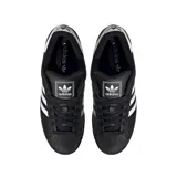 Championes Adidas modelo Superstar, color negro con las icónicas tres rayas laterales y detalle en el talón en color blanco. Presenta la clásica puntera de goma con relieve y suela negra.