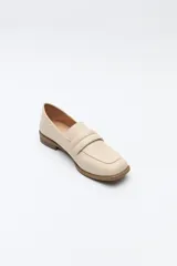 Mocasín negro de cuero sintético con punta cuadrada, detalle de textura en la capellada y taco bajo de 2,5 cm.