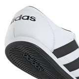Championes Adidas Tekwen blancos con las tres tiras negras en los laterales.