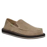 Zapatos tipo slip-on Sanuk modelo Donny, color marrón, con diseño de talón plegable y costuras tradicionales en la puntera. Presentan paneles elásticos laterales y suela de goma con diseño de tracción.