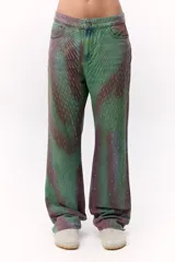 Pantalón de jean wide leg con estampado tie-dye en tonos verde y marrón, con apliques de strass.