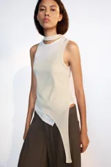 Pantalón fluido de tiro alto con diseño de rayas diplomáticas, color marrón, con pliegues en el delantero, bolsillos laterales y silueta amplia.